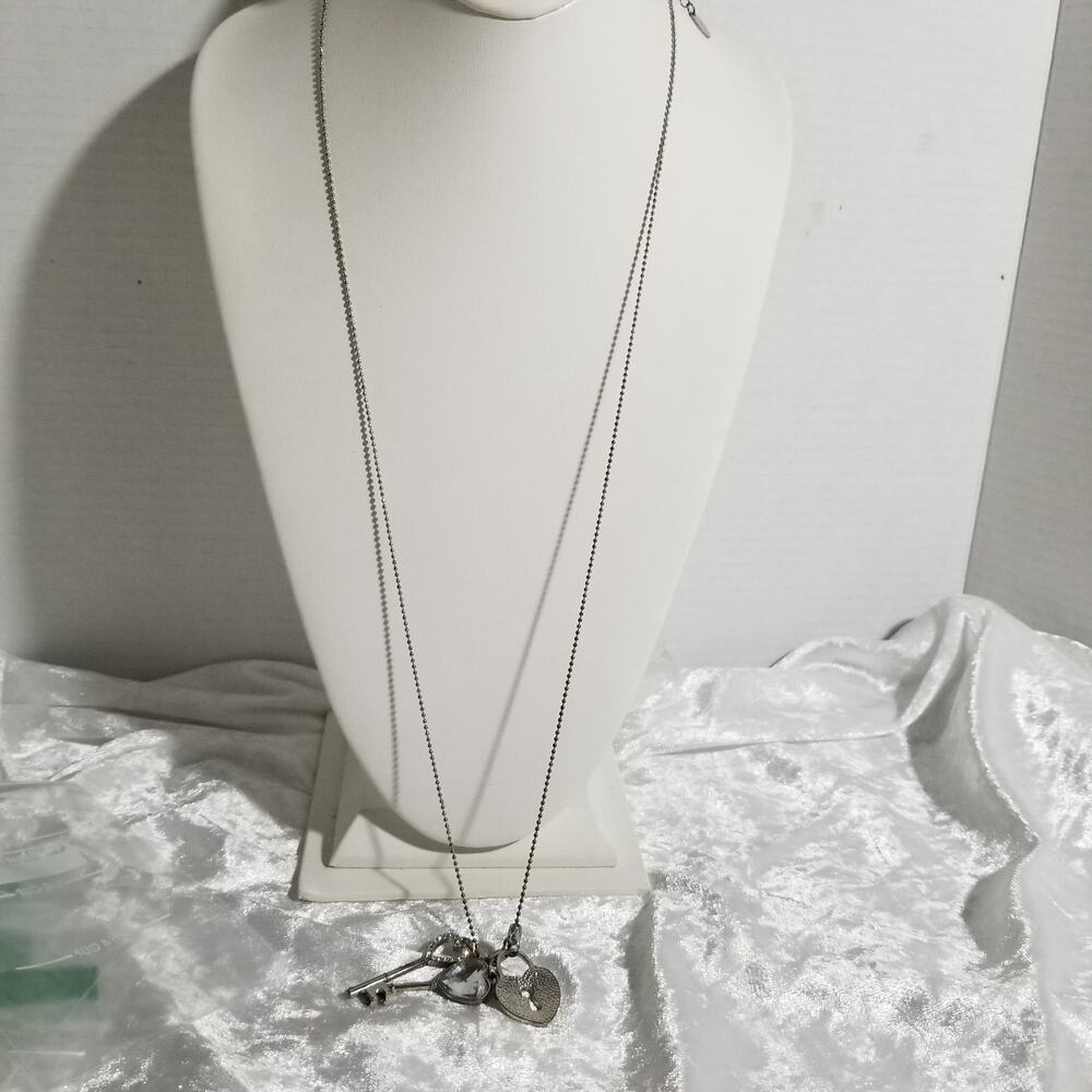 ETC silver tone 32" necklace 3" ext. 2" pendant 1.1779